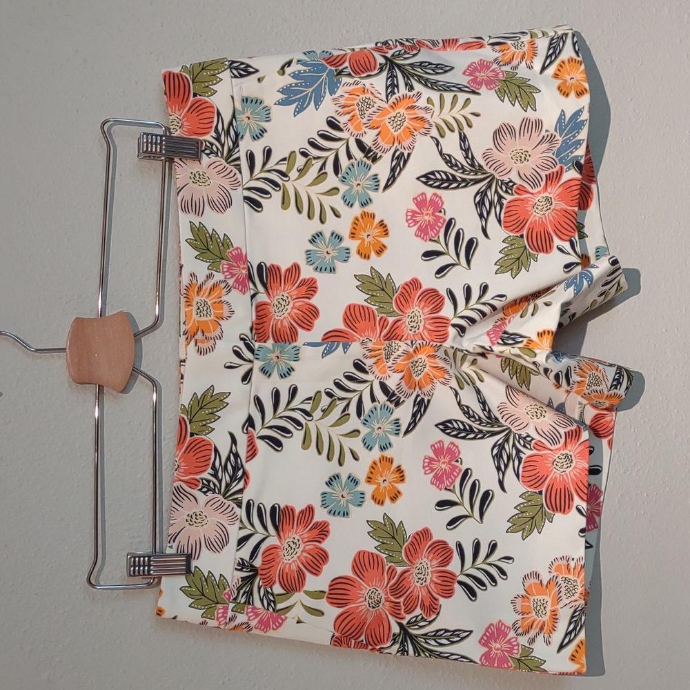 LOFT the Rivera short 8 floral shorts.
